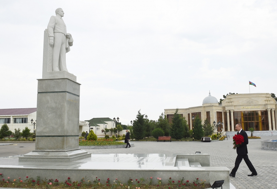 Goranboy : le président Ilham Aliyev se recueille devant le monument du leader national VIDEO