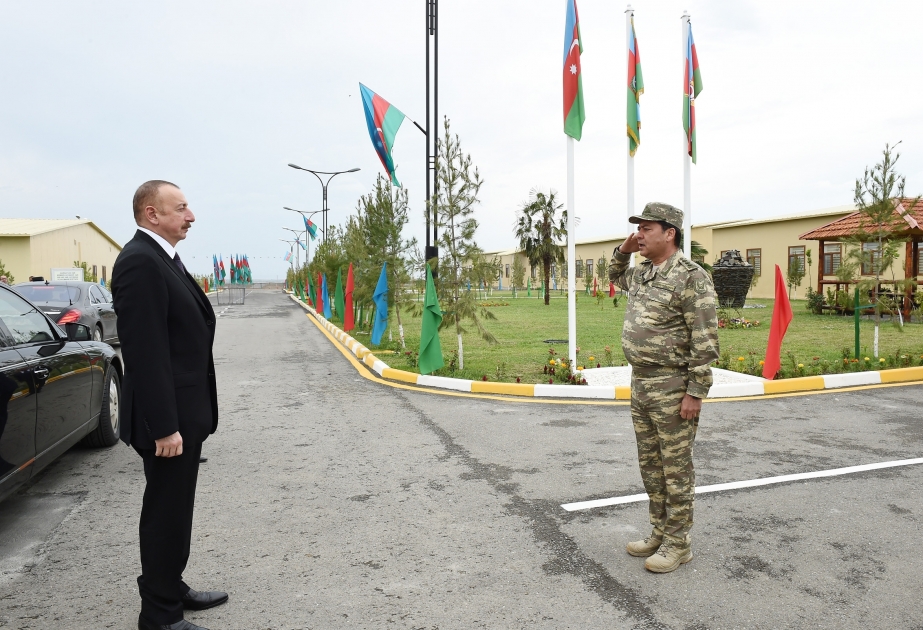 Le Commandant suprême des armées Ilham Aliyev visite une cité militaire VIDEO