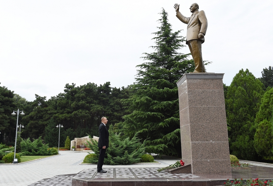 Посещение памятника общенациональному лидеру Гейдару Алиеву в городе Нафталан ВИДЕО