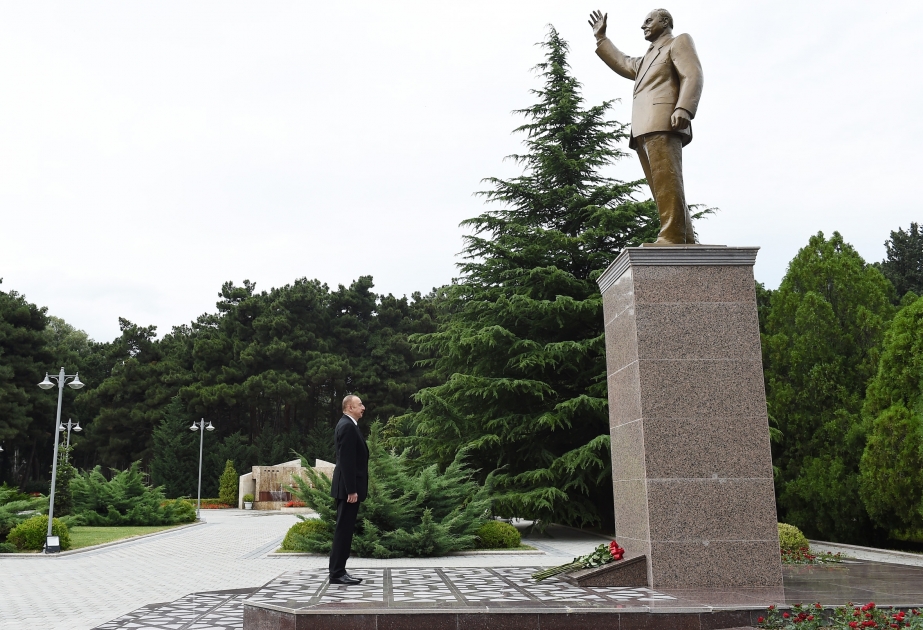 President Ilham Aliyev visited statue of national leader Heydar Aliyev in Naftalan VIDEO