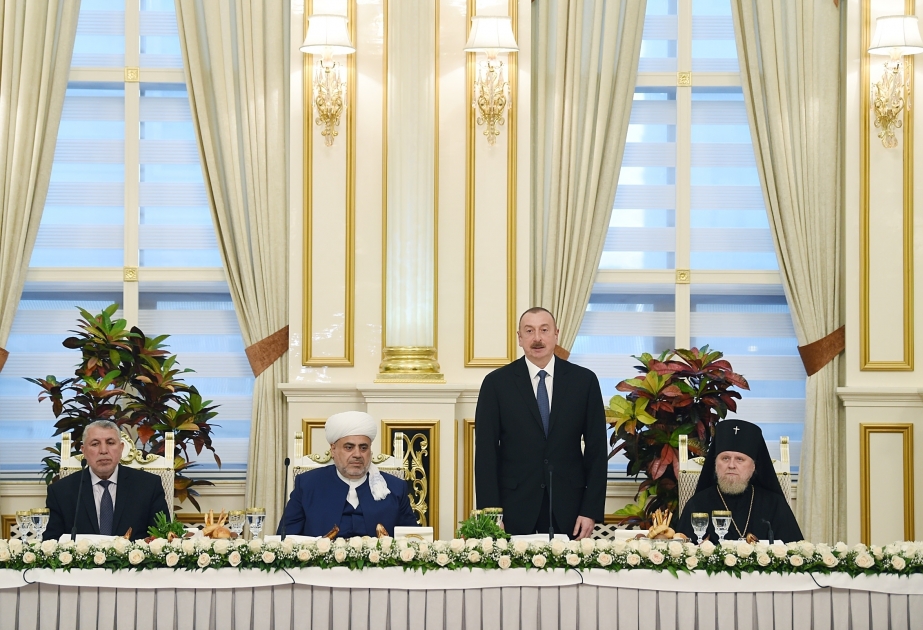 Vorsitzender von Verwaltung der Muslime im Kaukasus Hadschi Allahschükür Paschazade gibt Iftar  Präsident Ilham Aliyev zum Iftar eingeladen VIDEO