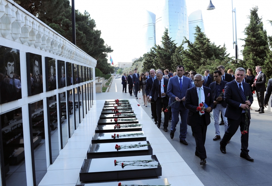 La délégation de l'Alliance des conservateurs et des réformistes européens visite l’Allée des martyrs à Bakou