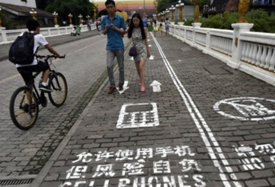 Çində telefona baxaraq yeriyən piyadalar üçün ayrı bir zolaq yaradılıb