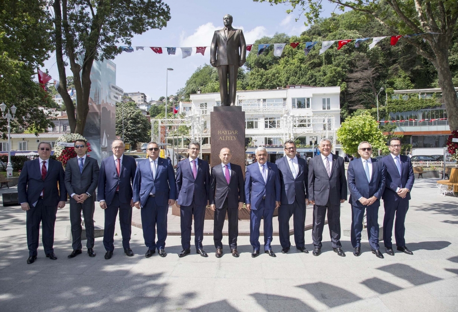 İstanbulda ulu öndər Heydər Əliyevin əziz xatirəsi ehtiramla yad olunub