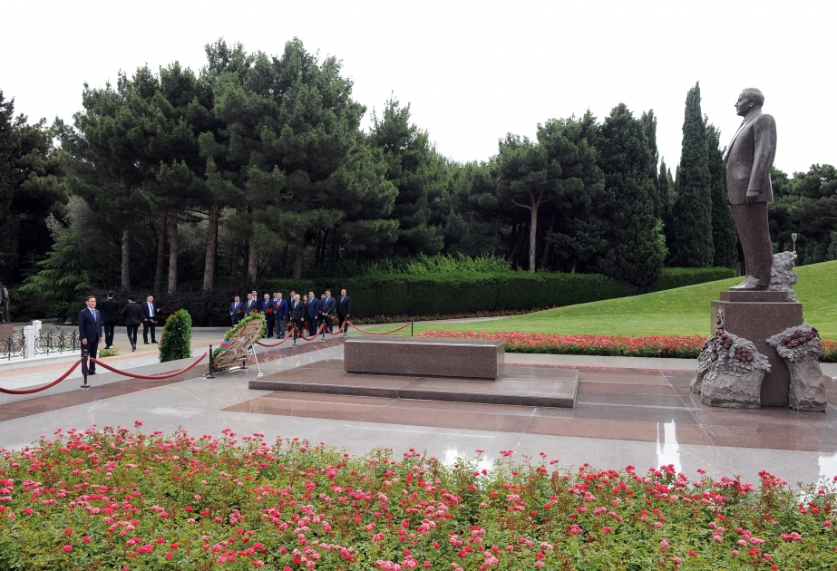 Une délégation kazakhe visite les allées d’Honneur et des Martyrs à Bakou