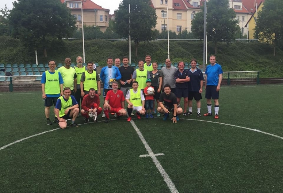 Çexiyalı deputatlar və xarici ölkələrin səfirləri arasında futbol oyunu keçirilib