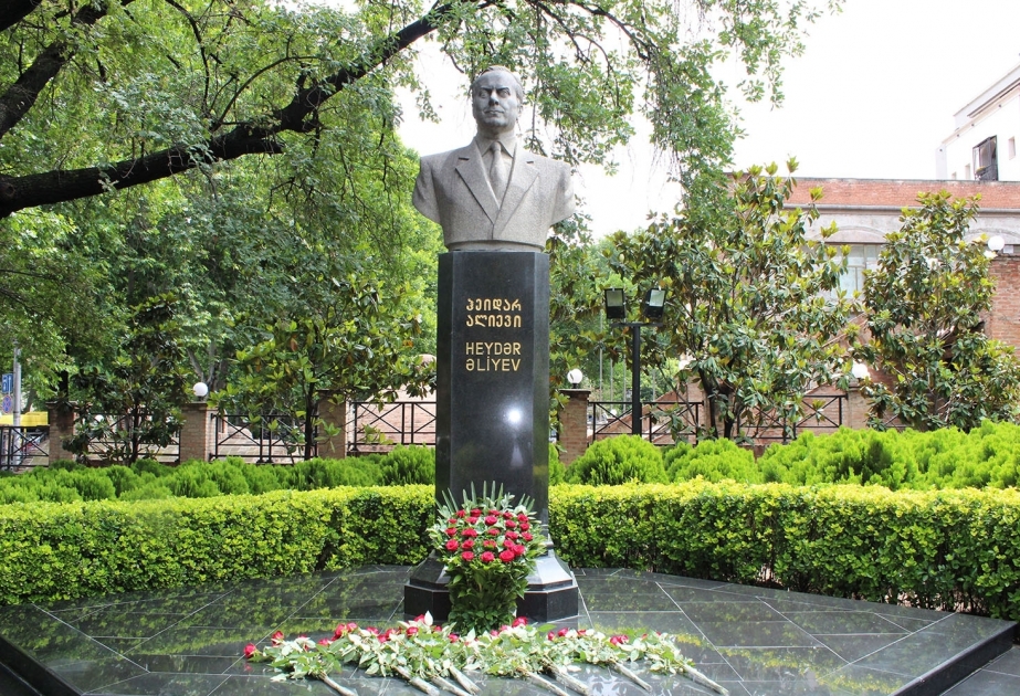 Le président du Comité d’Etat en charge de la Diaspora visite le monument du leader national à Tbilissi