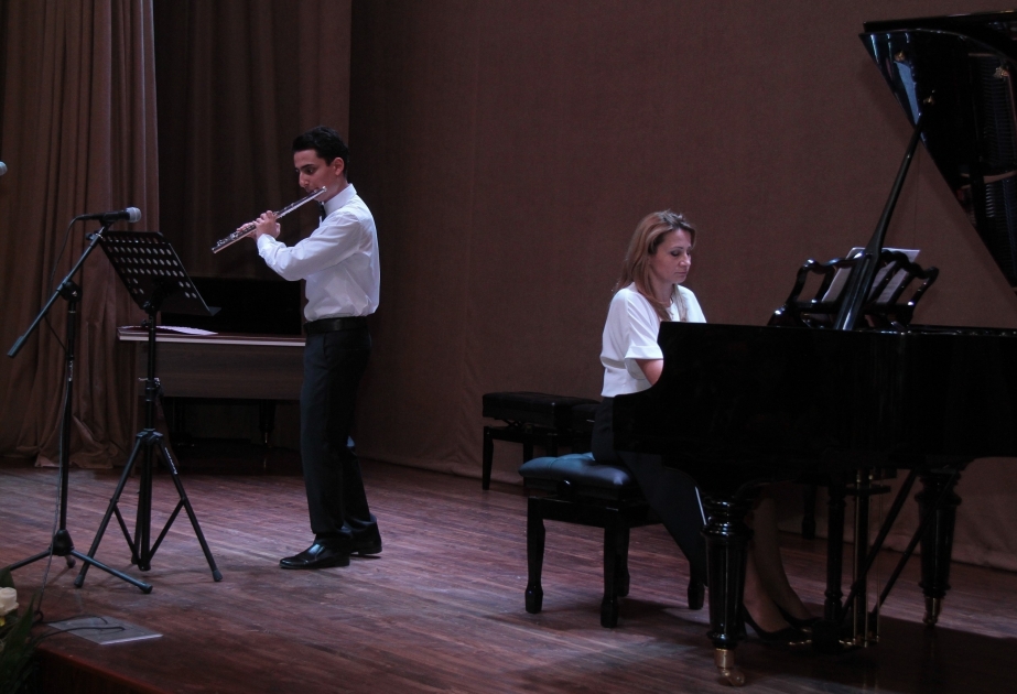 Uşaq musiqi və incəsənət məktəblərini yüksək nailiyyətlərlə bitirən məzunlara şəhadətnamələr təqdim olunub