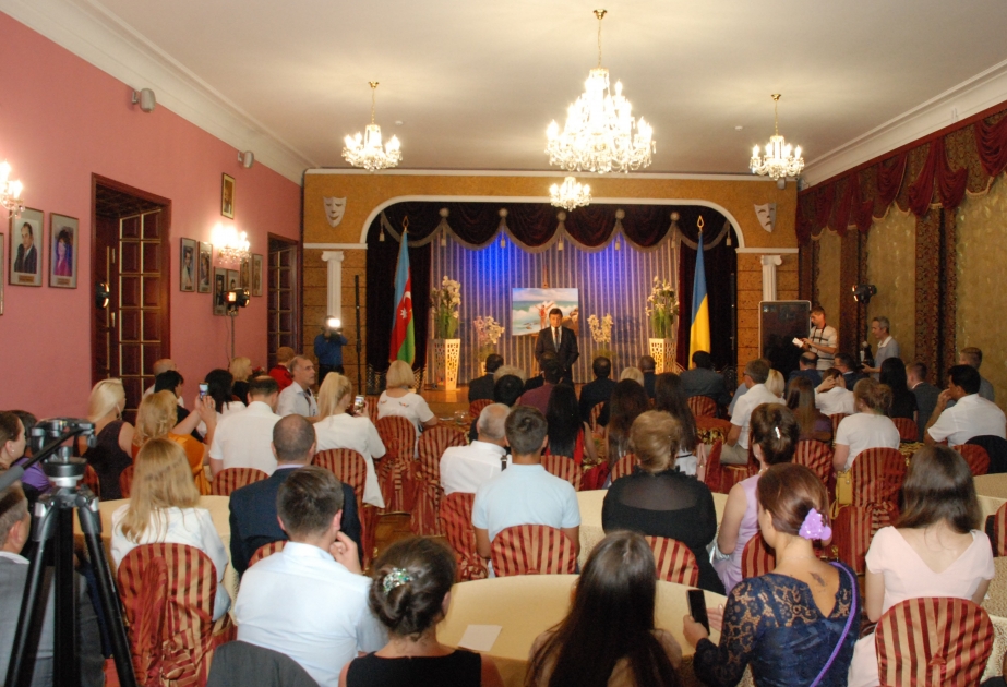 Kiyevdə Müslüm Maqomayevin xatirəsi anılıb