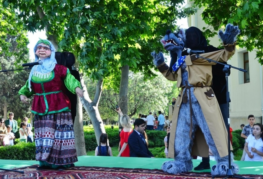 “Nəğmə çələngi” təqdim olunub
