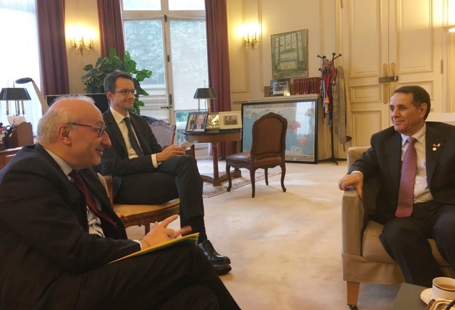阿塞拜疆总理在巴黎会见法国总统外事顾问