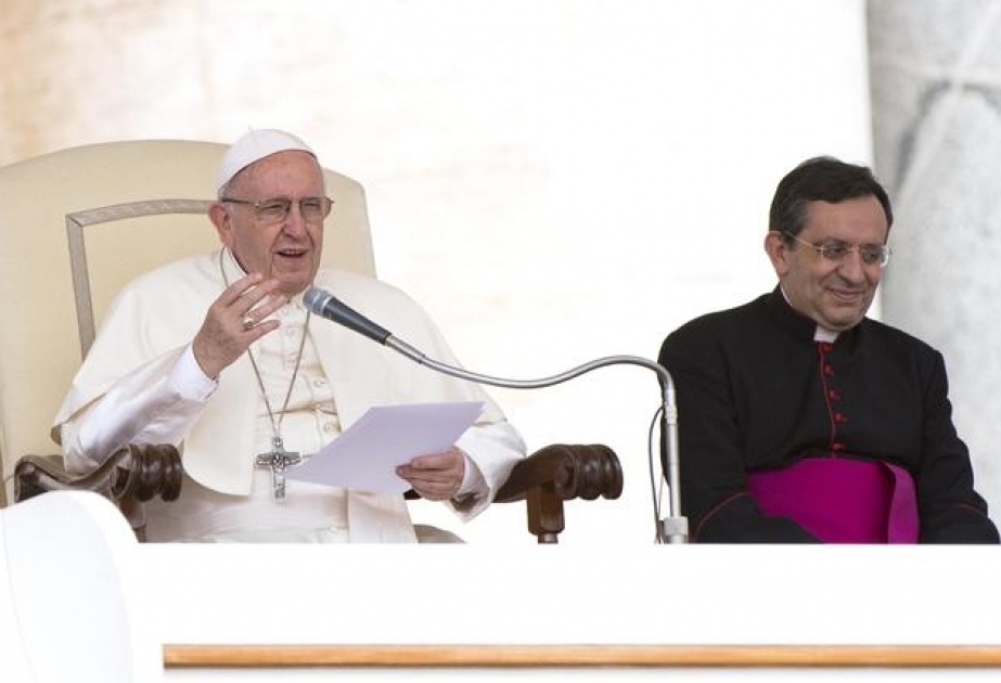 Papa Frensisk: Elə düşünməyin ki, miqrantlar bizim rahatlığımız üçün təhlükə yaradır