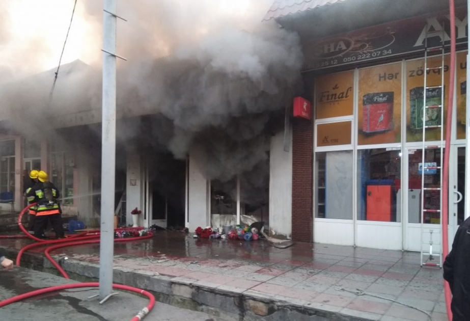 الطوارئ: سقف متجر بحي ناريمانوف بالعاصمة باكو يحترق