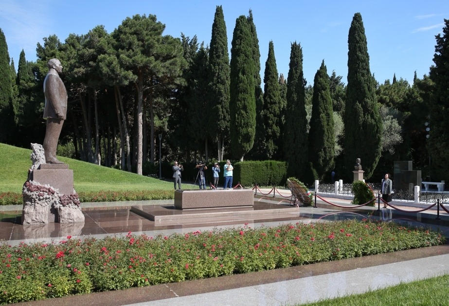 Participants of international conference pay respect to national leader Heydar Aliyev and Azerbaijani martyrs