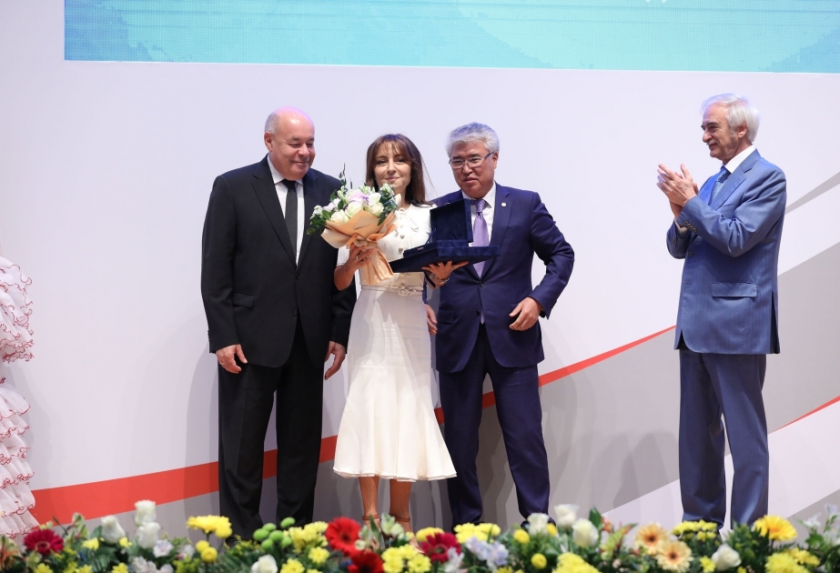 An Vizepräsidentin der Aserbaidschanischen Nationalen Akademie der Wissenschaften Nargiz Paschayeva Preis "Sterne der Gemeinschaft" vergeben