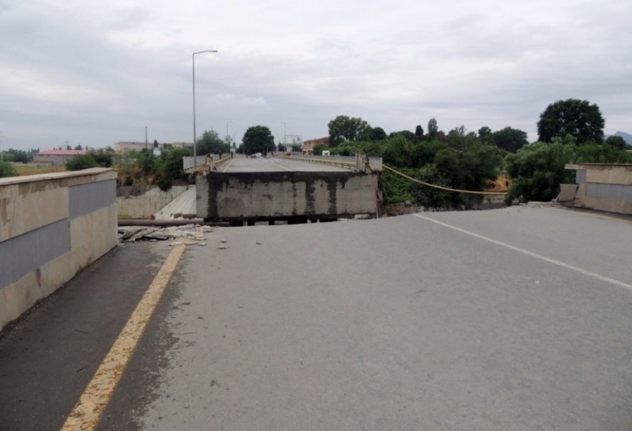В связи с обрушением моста над рекой Гейчай возбуждены уголовные дела