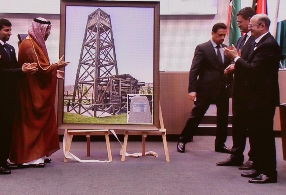 Aserbaidschanische Delegation macht der OPEC Tableau von Bibi Heybat-Ölbohrung zum Geschenk