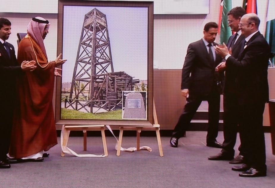 Азербайджанская делегация подарила ОПЕК картину с изображением нефтяной вышки на Бибиэйбат