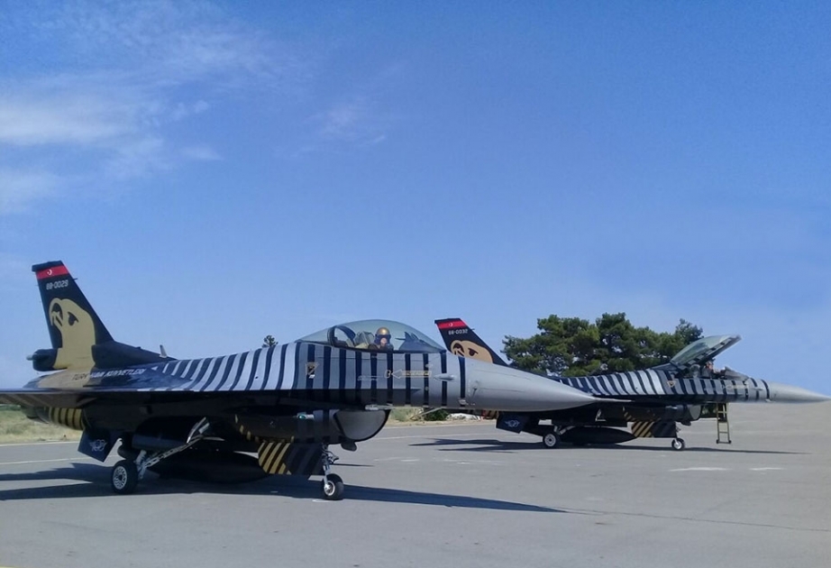 Un groupe d’avions de chasse turcs arrive à Bakou