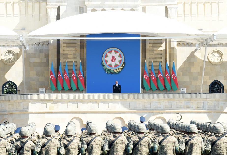 В Баку проходит торжественный военный парад по случаю 100-летия Вооруженных сил Азербайджана  На военном параде присутствует Президент Азербайджана, Верховный главнокомандующий Ильхам Алиев