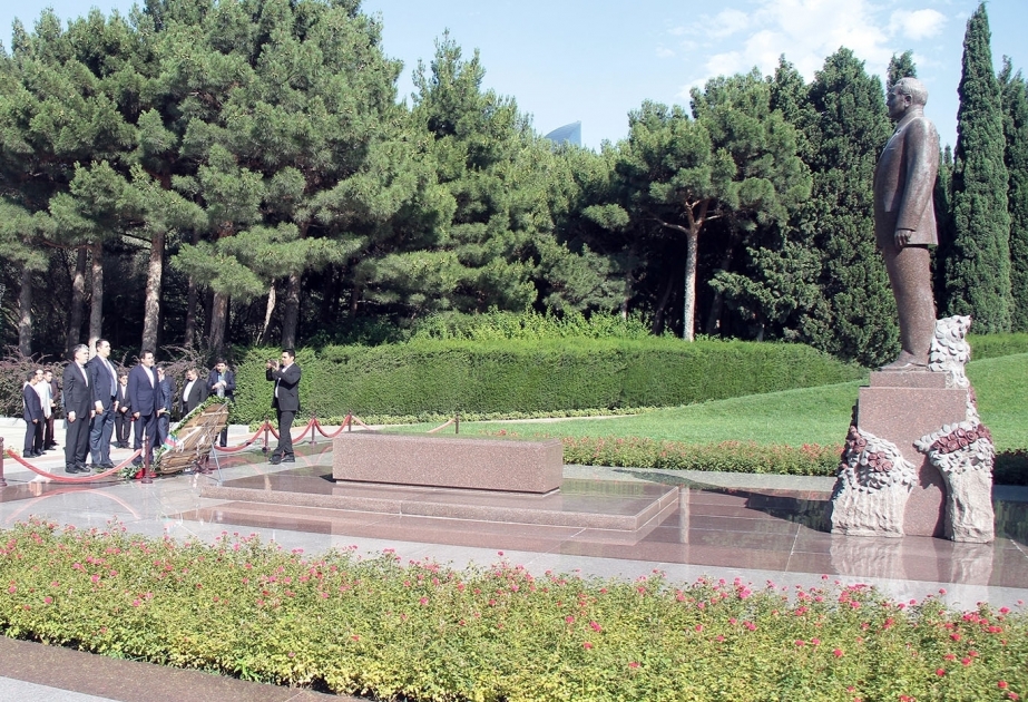 İran nümayəndə heyəti Fəxri xiyabanda ulu öndər Heydər Əliyevin məzarını və Şəhidlər xiyabanını ziyarət edib