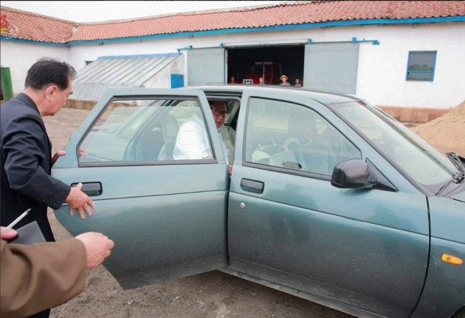 Kim inspiziert seine Truppen in russischem Kleinwagen Lada Priora