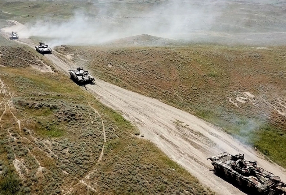 Təlimə cəlb edilmiş tank bölmələri tapşırıqları yerinə yetirirlər