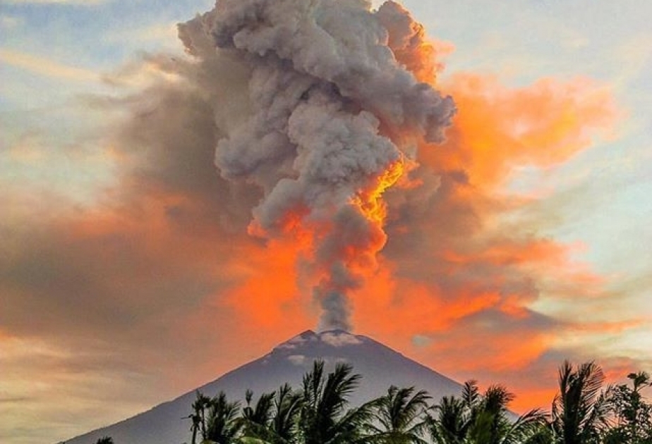 Bali adasında fəallaşan Aqunq vulkanının külü iki kilometr yüksəkliyə çatıb