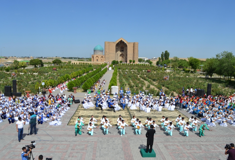Нурсултан Назарбаев поздравил казахстанцев с Днем домбры