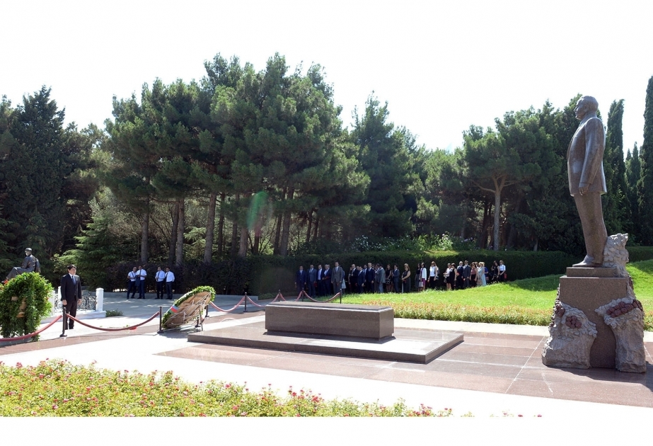 Коллектив Госкомитета по работе с диаспорой посетил могилу великого лидера Гейдара Алиева