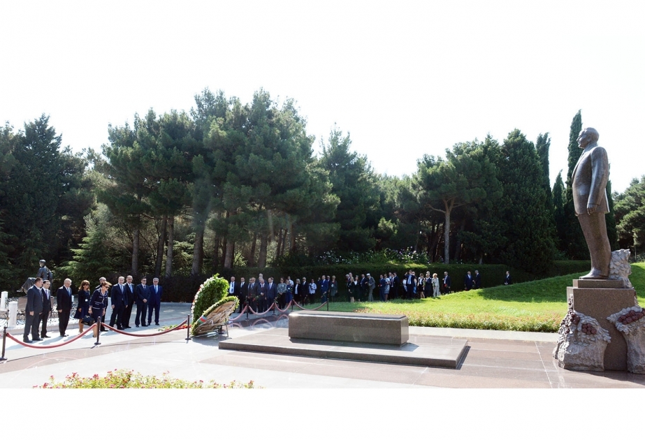 Les participants d’une conférence internationale visitent les allées d’Honneur et des Martyrs à Bakou