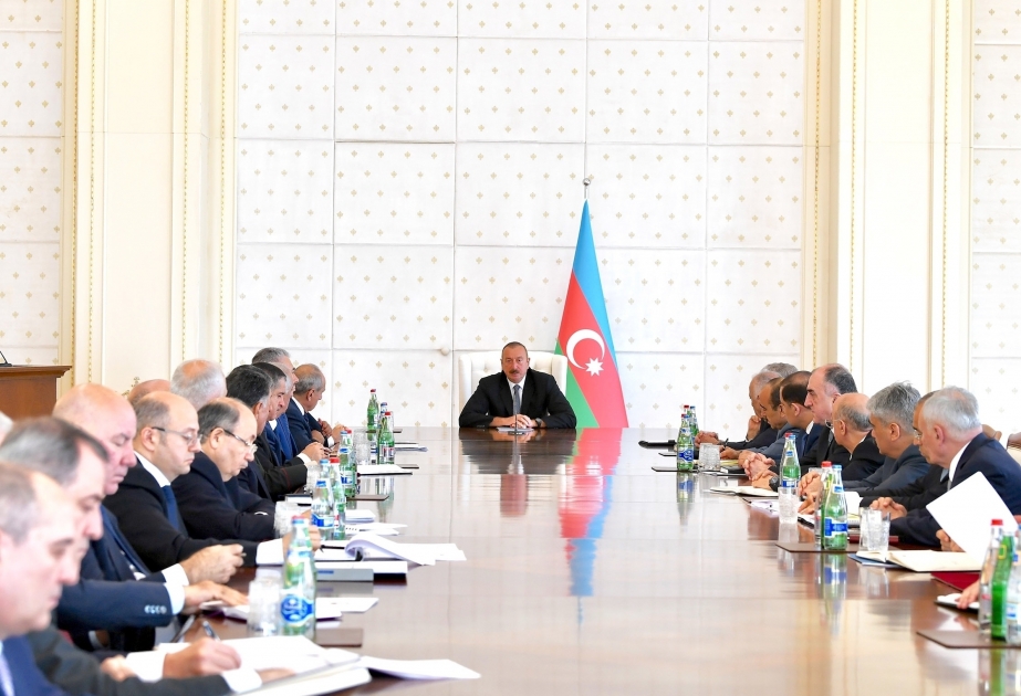 Под председательством Президента Ильхама Алиева состоялось заседание Кабинета Министров, посвященное итогам социально-экономического развития в первой половине 2018 года и предстоящим задачам БУДЕТ ОБНОВЛЕНО ВИДЕО