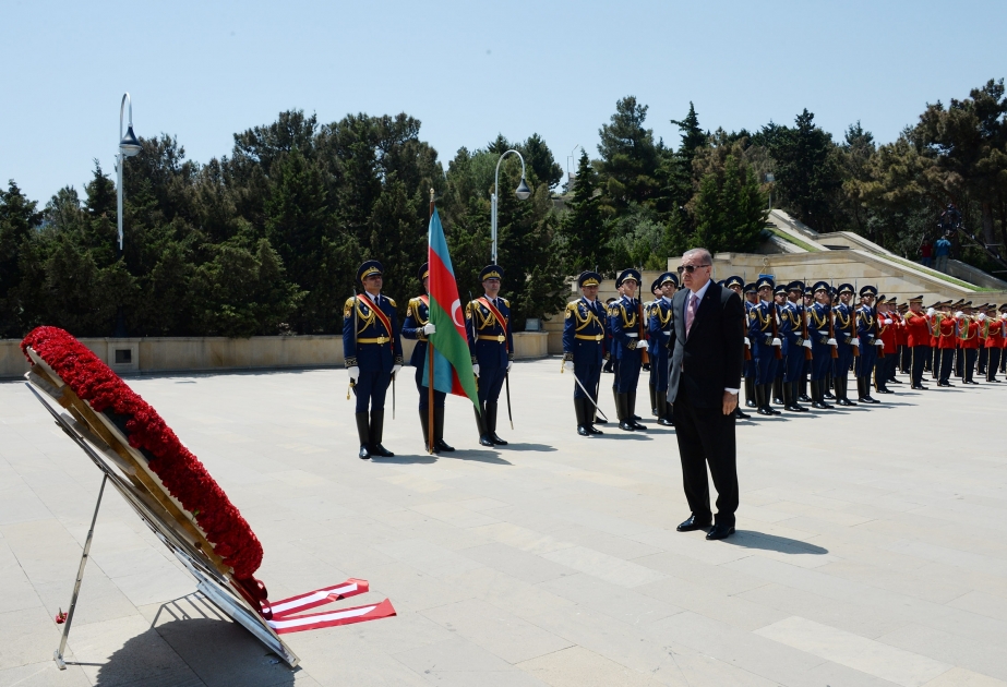 Recep Tayyip Erdogan se rend à l’Allée des Martyrs à Bakou