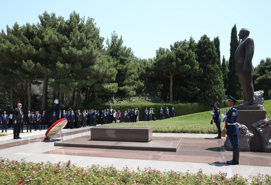 Präsident der Türkei ehrt Andenken von Nationalleader Heydar Aliyev