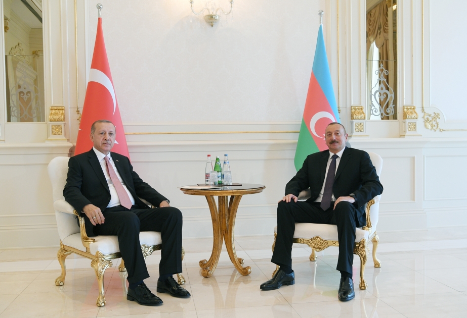 Staatpräsident Ilham Aliyev und Präsident Recep Tayyip Erdogan treffen sich unter vier Augen VIDEO