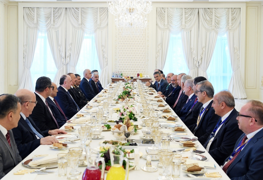 阿塞拜疆与土耳其两国总统共进工作午餐