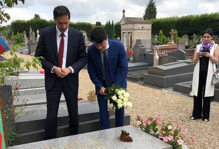 Paris : une délégation azerbaïdjanaise se recueille devant la tombe d’Alimardan bey Toptchoubachov