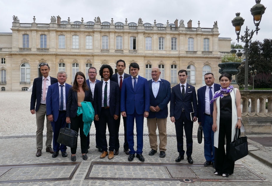 Fouad Mouradov rencontre les membres de la communauté azerbaïdjanaise à Paris