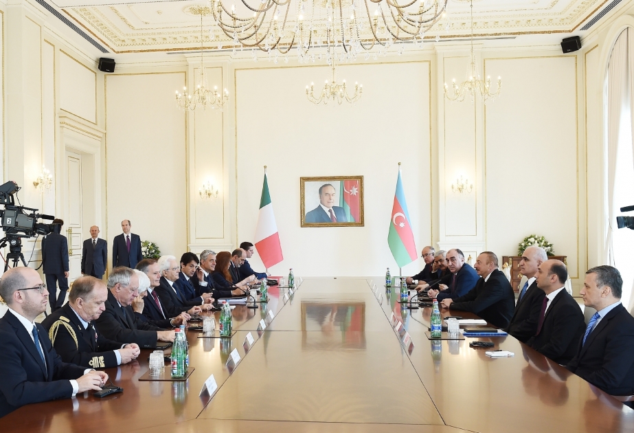 Treffen von Staatspräsident Ilham Aliyev und dem Präsidenten Sergio Mattarella im erweiterten Format VIDEO