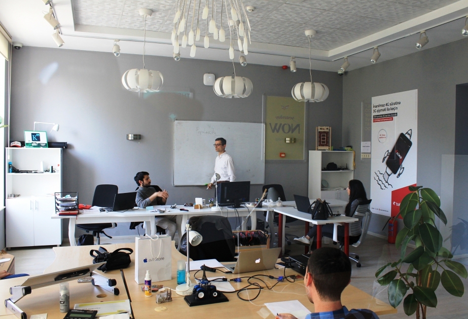 ®  Young developers learn basics of project management at AppLab