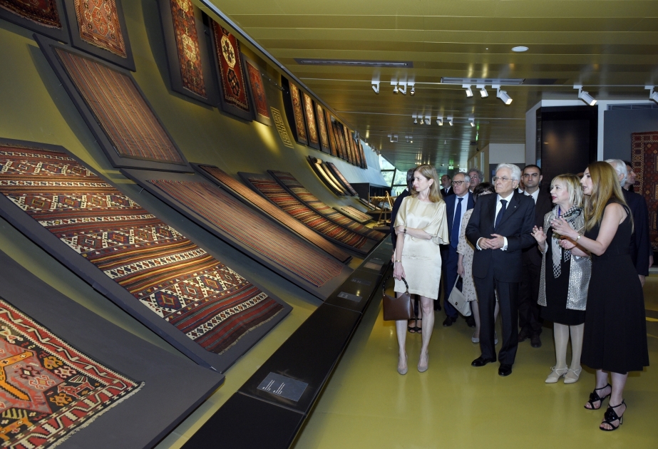 Italiens Präsident Sergio Mattarella im Teppichmuseum in Baku