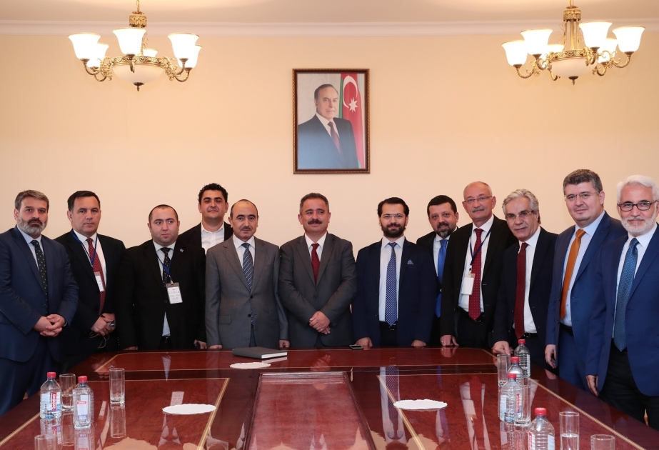 阿塞拜疆总统社会政治事务助理会见土耳其记者