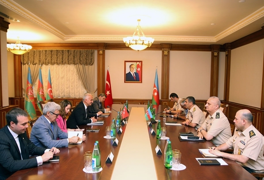 Les projets conjoints visant à renforcer encore les capacités de combat de l’armée de l’air azerbaïdjanaise font l’objet de discussions