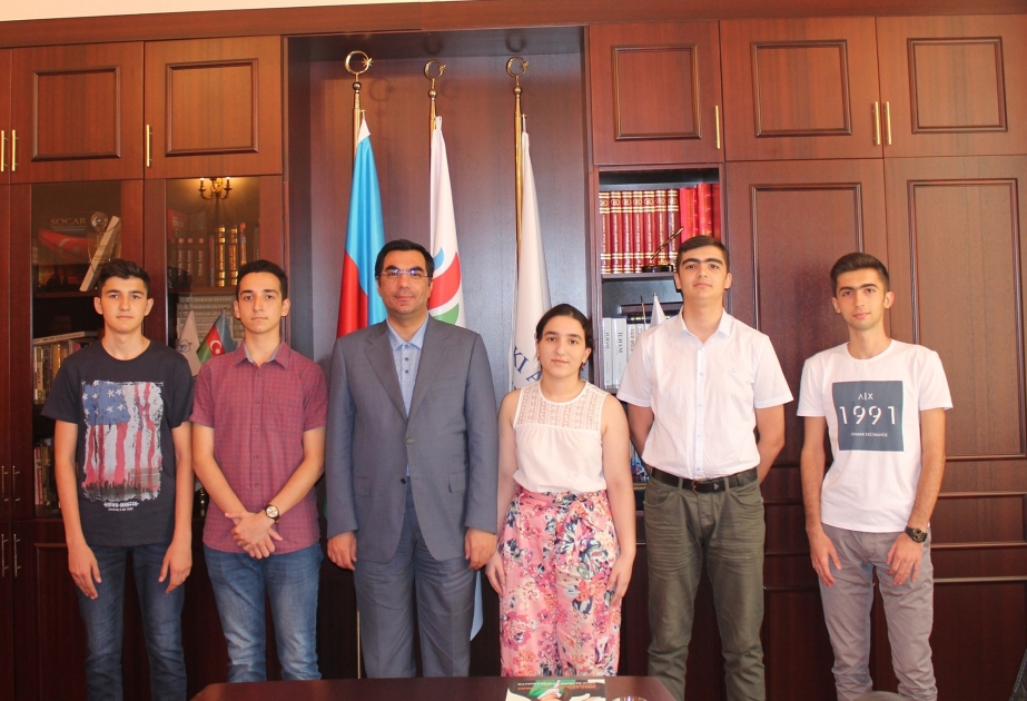 BHOS rector Elmar Gasimov meets with students earning 700 points