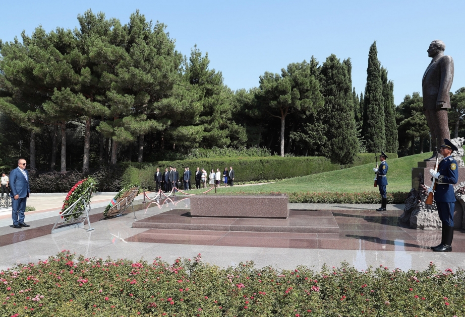 Turkish FM pays respect to national leader Heydar Aliyev and Azerbaijani heroes