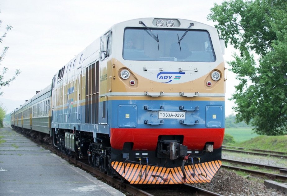 سكة حديد أذربيجان تزيد تعريفات قطارات الركاب والسريعة داخل البلد