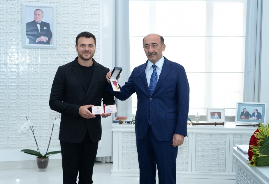 Tanınmış müğənni və bəstəkar Emin Ağalarova “Azərbaycan Respublikasının Xalq artisti” fəxri adının vəsiqəsi və döş nişanı təqdim olunub