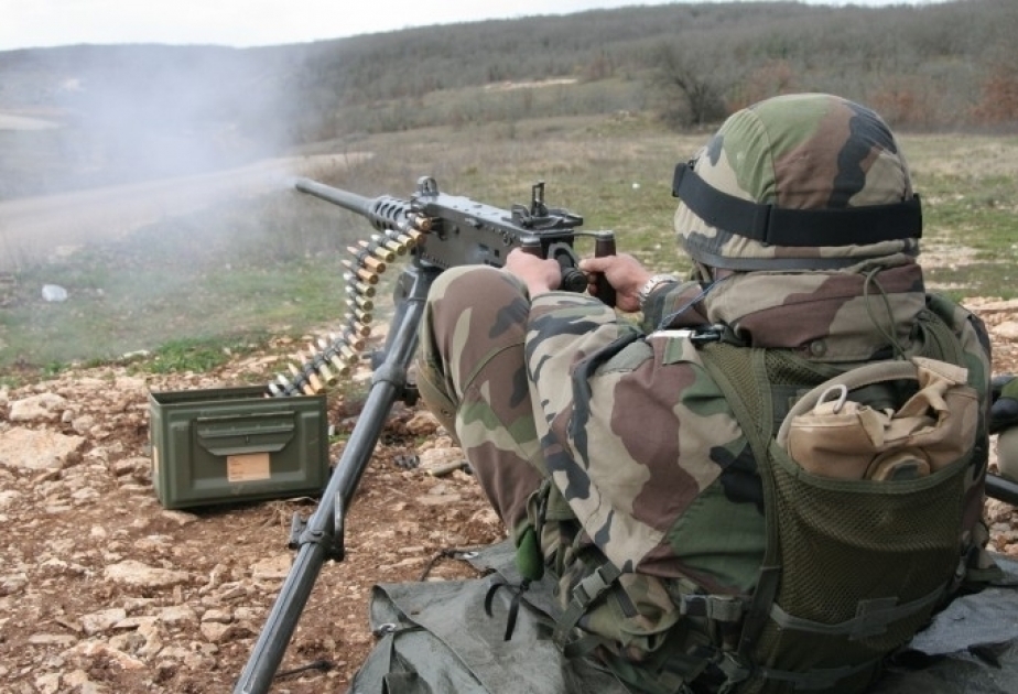Aserbaidschanische Positionen an verschiedenen Abschnitten der Front mit Feuer belegt