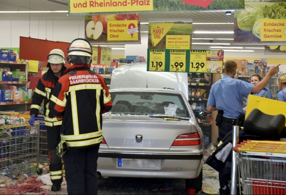 Almaniyada 91 yaşlı kişi avtomobili ilə supermarketə girib