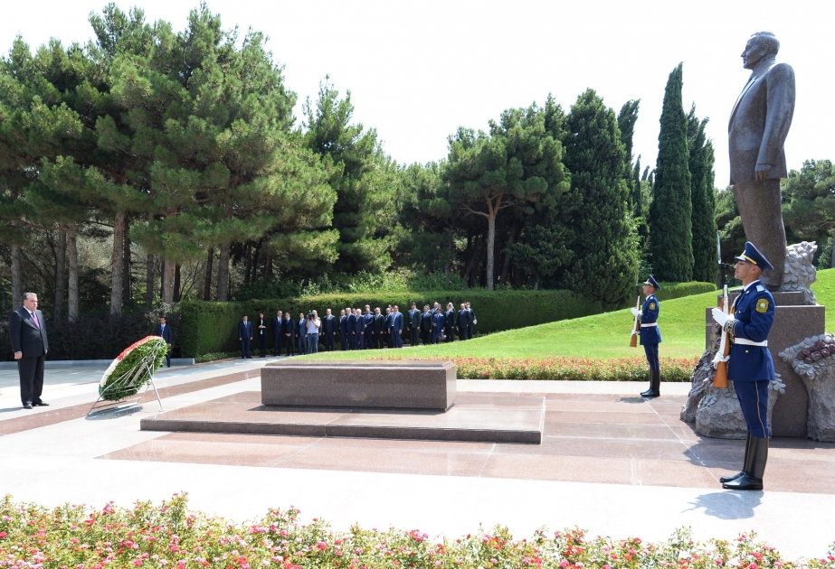 Le président tadjik Emomali Rahmon a visité la tombe du leader national Heydar Aliyev
